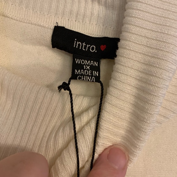 New with tags! Cream sweater with turtle neck and accent buttons on sleeve! 1x - Picture 3 of 6